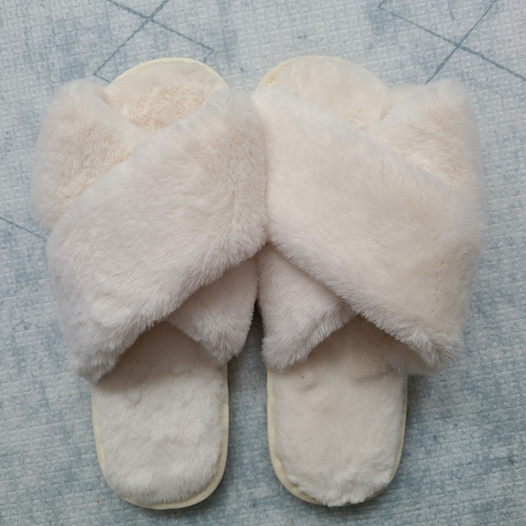 Fuzzy Spa Slippers - Picture 1 of 2